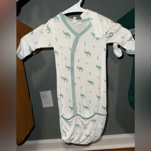 Kyte baby bundler with knotted hat